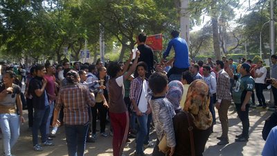 بالفيديو .. طلاب عين شمس يتظاهرون للإفراج عن المعتقلين