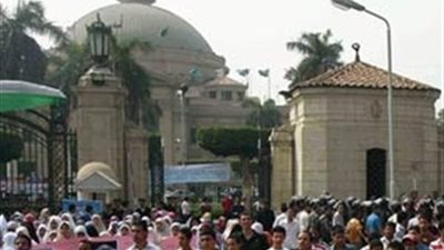 اصابات بين صفوف طلاب الاخوان بعد إطلاق القنابل المسيلة والخرطوش علي مسيرتهم خارج جامعة القاهرة