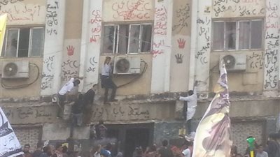 إخوان الأزهر يحطمون مبني رئيس الجامعة ..ويطلقون الخرطوش علي الأمن