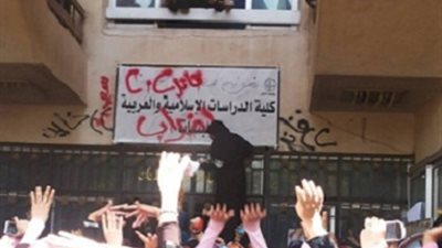 النيابة تأمر بحجز 28 من طلاب