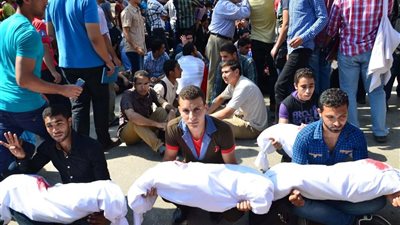 عروض تمثيلية  للإخوان في جامعة الإسكندرية  بأسلحة لعبة وجثامين  تهاجم الجيش والشرطة