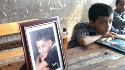 رفيق شهيد العمرانية يضع صورته بجواره علي مقعد المدرسة