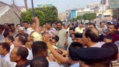 اعتصام عمال الشركة المصرية للدهانات بالعاشر