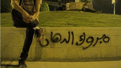 طلاب الإخوان يعاودون تشويه مبني رئاسة جامعة الأزهر ..ويقذفون الأمن بالأحجار