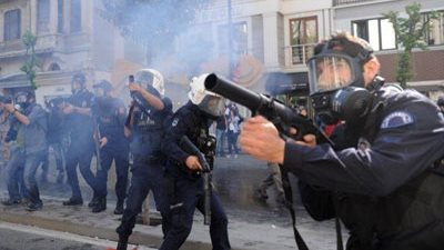 الشرطة تفض اضراب طلاب الزقازيق بالقنابل المسيلة للدموع