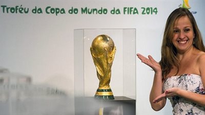 الرئيس يستقبل وفد الفيفا ويحمل كأس العالم