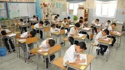 تعليم المنيا تبدأ التحقيق مع معلم اجبر تلميذ علي مسح حذائه