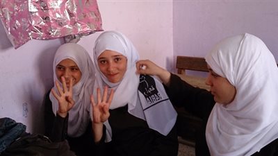 7 ايام خصم لمعلمة اجبرت الطلاب علي رفع إشارة رابعة عند الإجابة علي الاسئلة