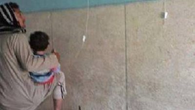 بالصور ..علاج الاطفال في طرقات مستشفي سوهاج الجامعي 