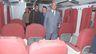 محافظ اسيوط يستقبل اول قطار قبل وقف الحركة