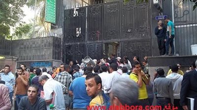العشرات من طلاب التحويلات امام وزارة العالي