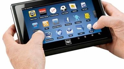 أبو النصر يوزع التابلت علي مدارس الوادي الجديد