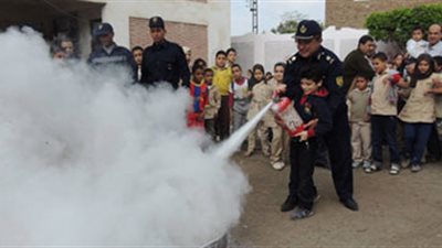 تلاميذ مدرسة الشهيد بكفر الشيخ يكافحون الحرائق