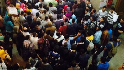 طلاب الاخوان بالازهر يعتدون علي استاذ بكلية التجارة و3 افراد امن