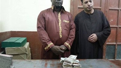 القبض علي نيجيري بتهمة توليد الاموال  بمدينة البلينا