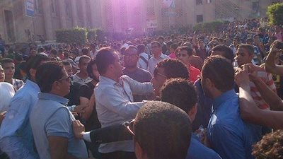 إصابة العشرات في اشتباكات عنيفة بين طلاب الاخوان والامن امام جامعة القاهرة