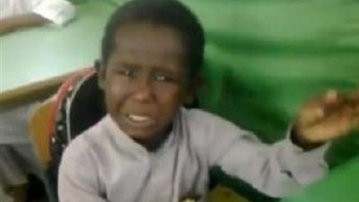 بالفيديو ...معلم سعودي يذل  تلميذا يتيما