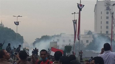 الامن يطلق قنابل الغاز علي طلاب الاخوان بميدان التحرير