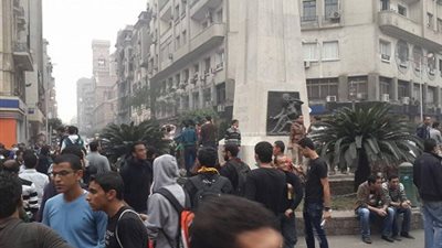 طلاب الجامعات انسحبوا من ميدان التحرير وسط قنابل الغاز