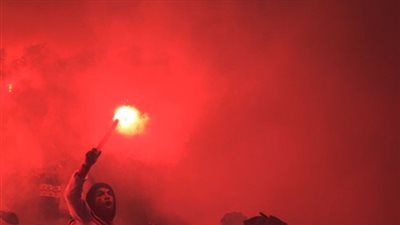 طلاب المدينة الجامعية بجامعة القاهرة يشعلون الشماريخ أعلي كوبري ثروت