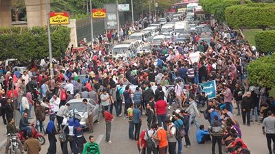 بالفيديو .. طلاب الاخوان قطعوا الطريق امام جامعة عين شمس