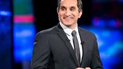 باسم يوسف يرفض ركوب سيارة الشرطة لتوصيله الي منزلة