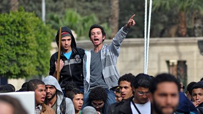 قوات الأمن تستعد لمظاهرات الطلاب بإغلاق ميدان النهضة بالمدرعات