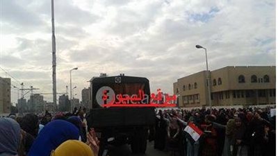 اساتذة جامعة الازهر قاموا بالقفز من النوافذ لانقاذ انفسم .. والامن في الطريق اليهم