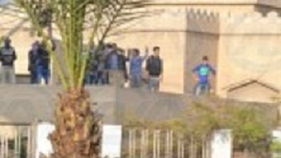 بالفيديو والصور .. اخوان الازهر فوق  مسجد المدينة الجامعية لإلقاء الحجارة على قوات الأمن