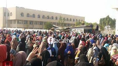 اشتباكات بين طالبات الازهر والامن بعد منعهن دخول الموظفين