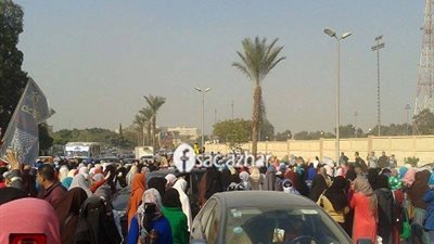 طلاب الازهر يشعلون الشماريخ داخل الجامعة .. والطالبات قطعوا شارع يوسف عباس