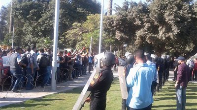 طلاب الإخوان ينشئون مستشفي ميداني امام 