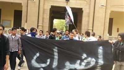 طلاب الاخوان يغلقون ابواب الهندسة ودار العلوم بجامعة المنيا  في وجه الاساتذة والطلاب