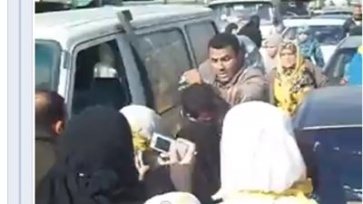 بالفيديو:  طالبات ضد الانقلاب بالازهر حاولن الاعتداء سائق ميكروباص..و قطعن شارع يوسف عباس