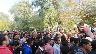 طلاب الاخوان بازهر اسيوط يرشقون الامن بالحجارة