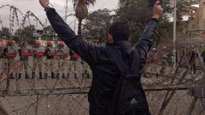 طلاب الاخوان يتحركون عكسيا بعد وصولهم للاسلاك الشائكة امام وزارة الدفاع