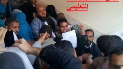 مظاهرات حاشدة لمتعاقدى التعليم امام الادارة التعليمية بديروط