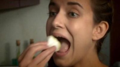 بالفيديو : عارضات الأزياء يلتهمن 5 كرات قطن حفاظاً على رشاقتهن