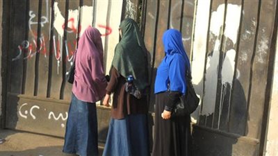بالفيديو..منتقبة تكسر حصارطالبات الإخوان لمقر الامتحانات وتتسلق الجدران لدخول اللجنة