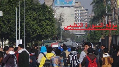 الشرطة العسكرية تغلق الطريق بالاسلاك الشائكة في شارع الخليفة المأمون