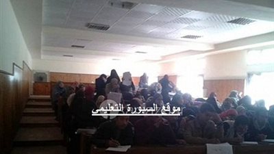 مشادات عنيفة بين استاذ الهندسة وطلاب الاخوان بعد اعطاء محاضرة للبنات والبنين في مدرج واحد