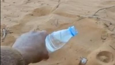 بالفيديو.. مشهد نادر لعبوة ماء تتجمد أثناء سكبها في السعودية