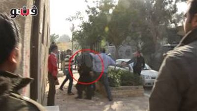 بالفيديو..الأمن يعتدي على طالبة منتقبة بـ 