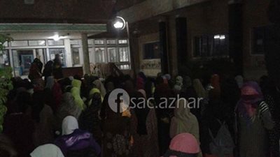 مظاهرات ليلية لطالبات اخوان الازهر  .. وهدوء حذر امام البوابات الرئيسية للمدينة الجامعية