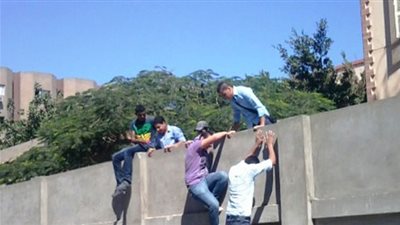 بلطجى يطعن وكيل مدرسة فى الاسكندرية بسكين لطرده تلاميذ مدرسة مجاورة تسلقوا السور