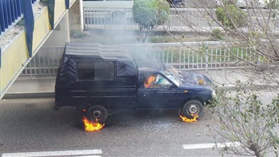 طلاب الاخوان يحرقون سيارة شرطة أمام الجامعة