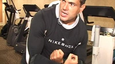 عمرو دياب يدخل السجن بعد تعرضه لازمة كبيرة