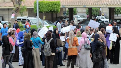 طلاب الاخوان يتظاهرون أمام مقر امتحانات جامعة حلوان