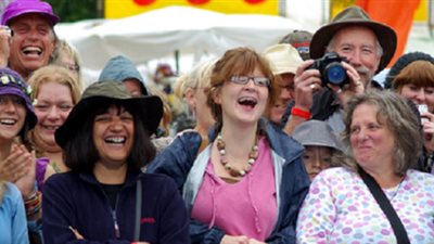 الشرطة تفرق التظاهرات بغاز مثير للضحك ..!!
