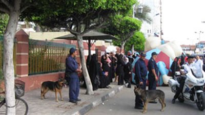 خبراء مفرقعات فتشوا المدارس اليوم للتأكد من عدم وجود قنابل في الامتحانات